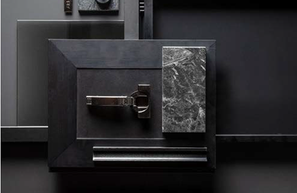 charni&egrave;re sur une fa&ccedil;ade de couleur sombre