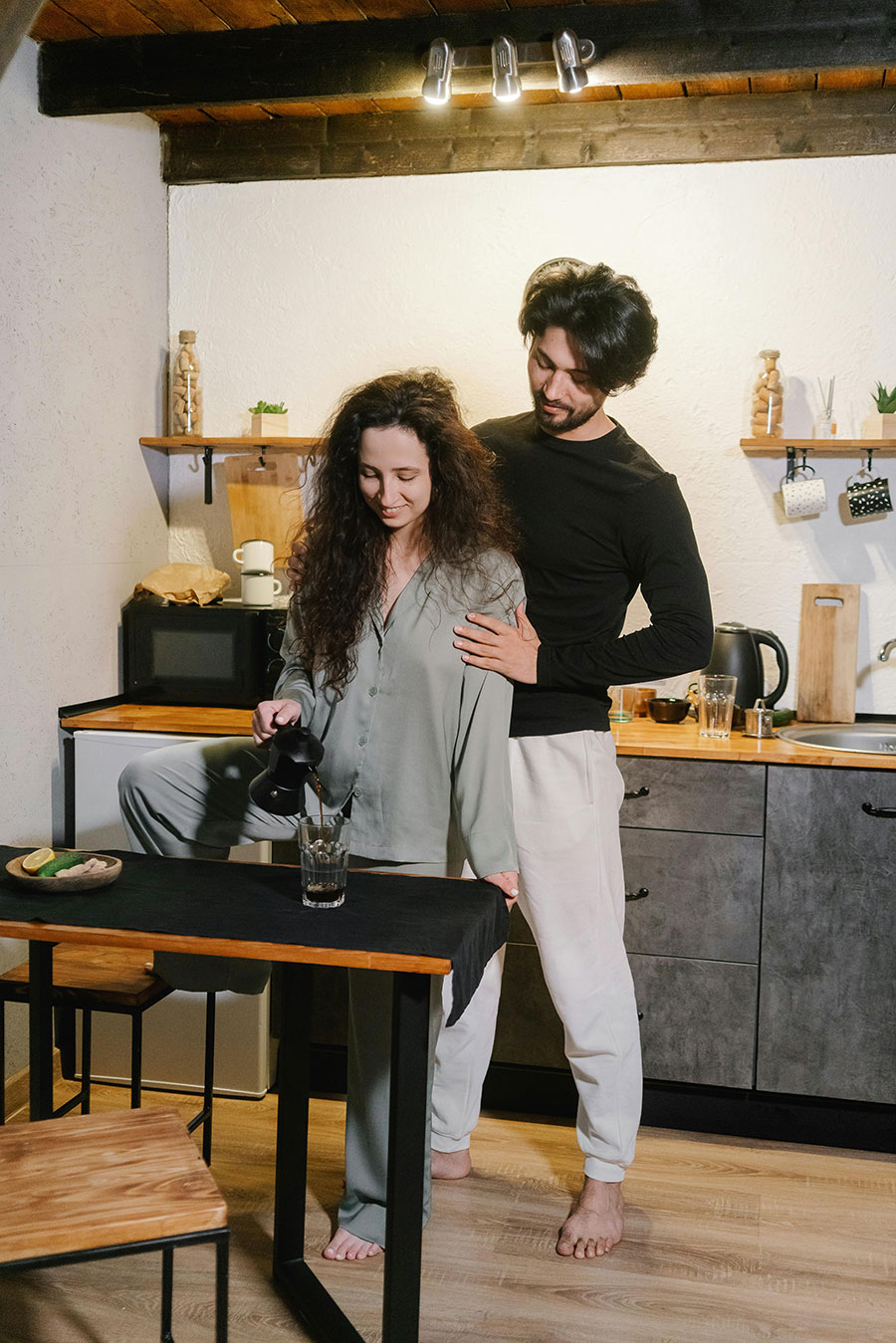 couple qui prennent le petit dejeuner dans une petite cuisine