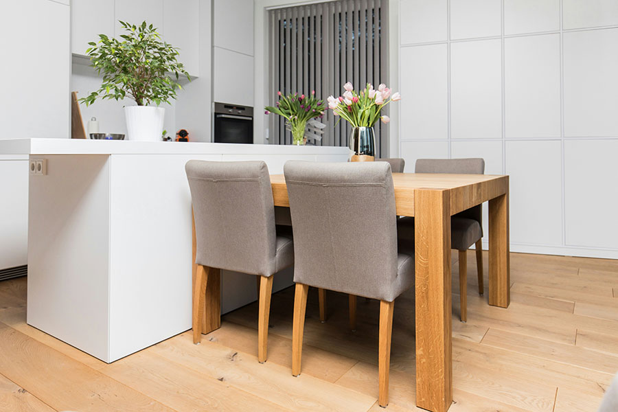 gain de place dans une cuisine avec une table à manger collé à l'ilôt