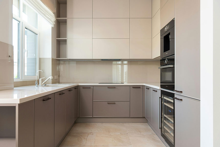 cuisine moderne beige laquée  avec agencement en U