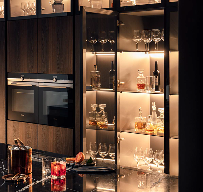 Armoire de rangement avec vitre dans une cuisine ouverte