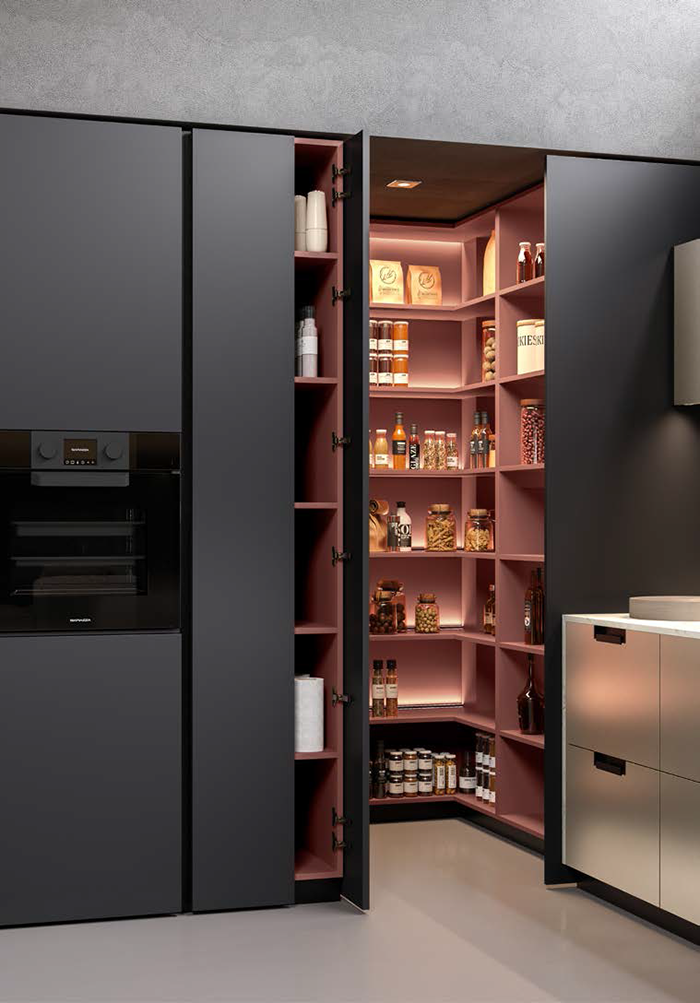 Grande armoire de rangement int&eacute;gr&eacute; dans une cuisine ouverte