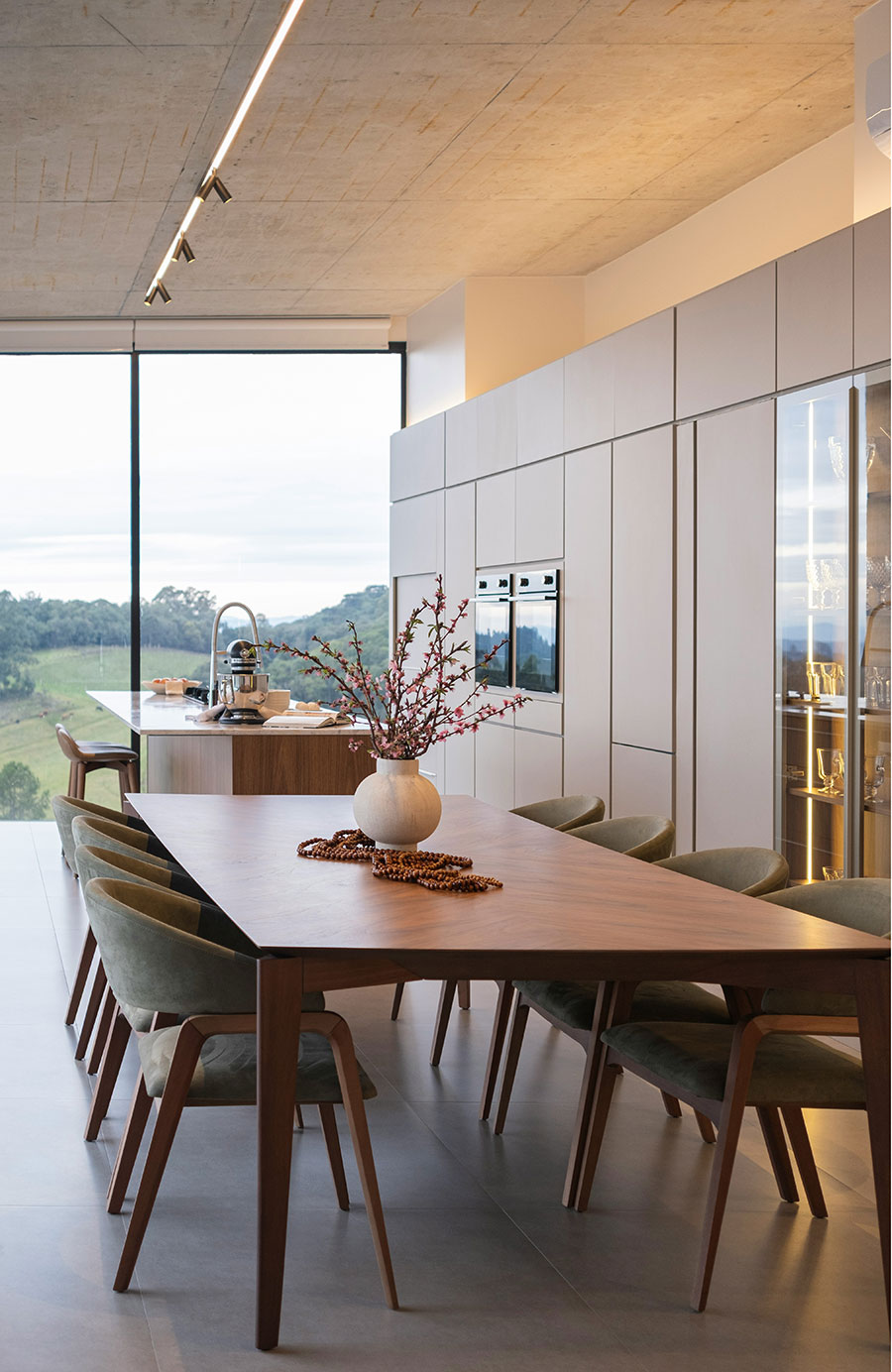 Cuine familiale en bois avec des chaises en velours verts