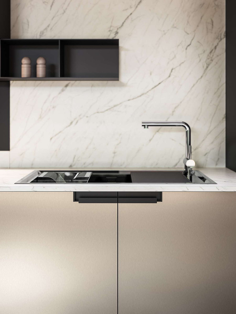 Vue sur l'&eacute;vier d'une cuisine blanche et noire en marbre