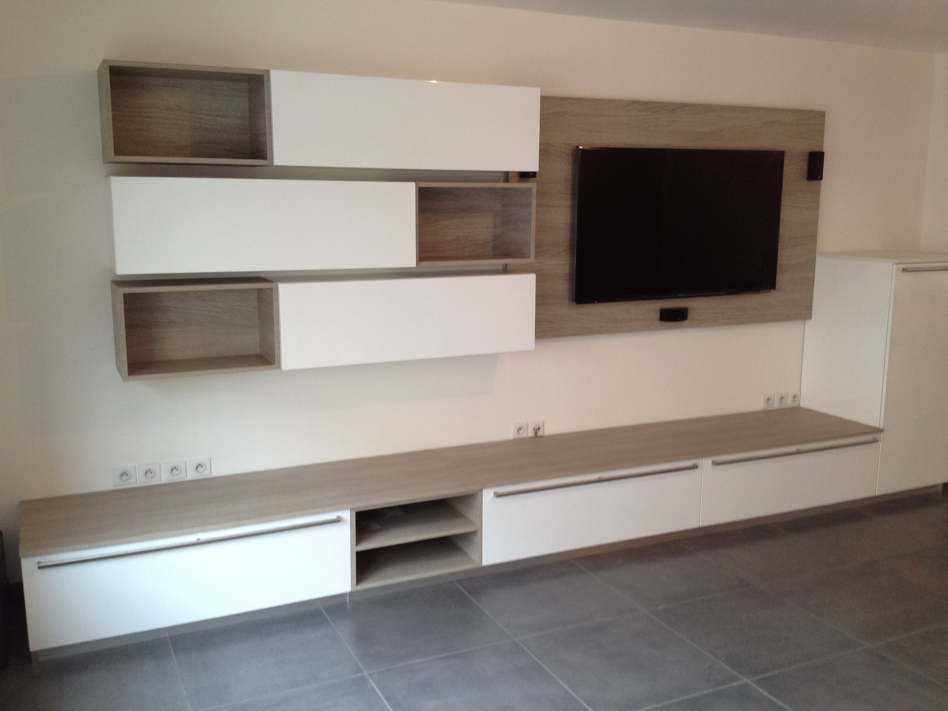 meubole sur mesure pour créer du rangement autour d'une tv