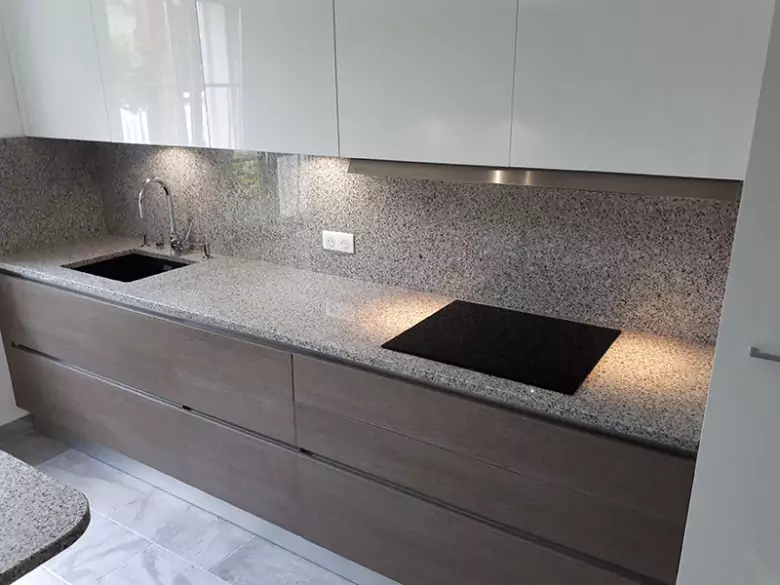 Cuisine sur mesure laqu&eacute;e & fa&ccedil;on bois