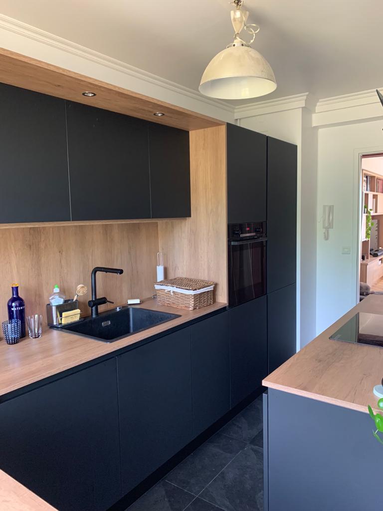 Conception d'une grande cuisine sur mesure bois et façades noires dans le Val d'Oise par l'équipe de cuisinistes CDC Agencement